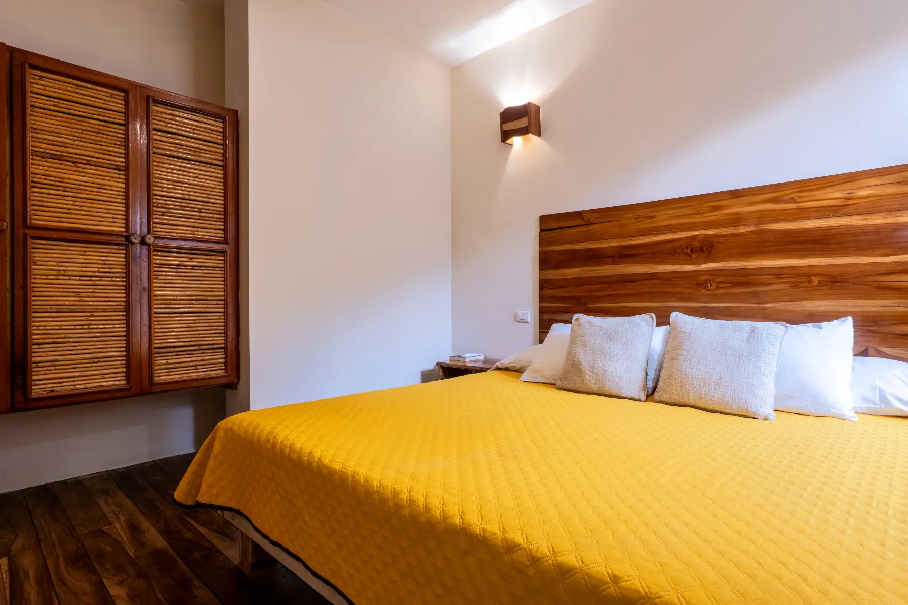 Brown apartment photo 8