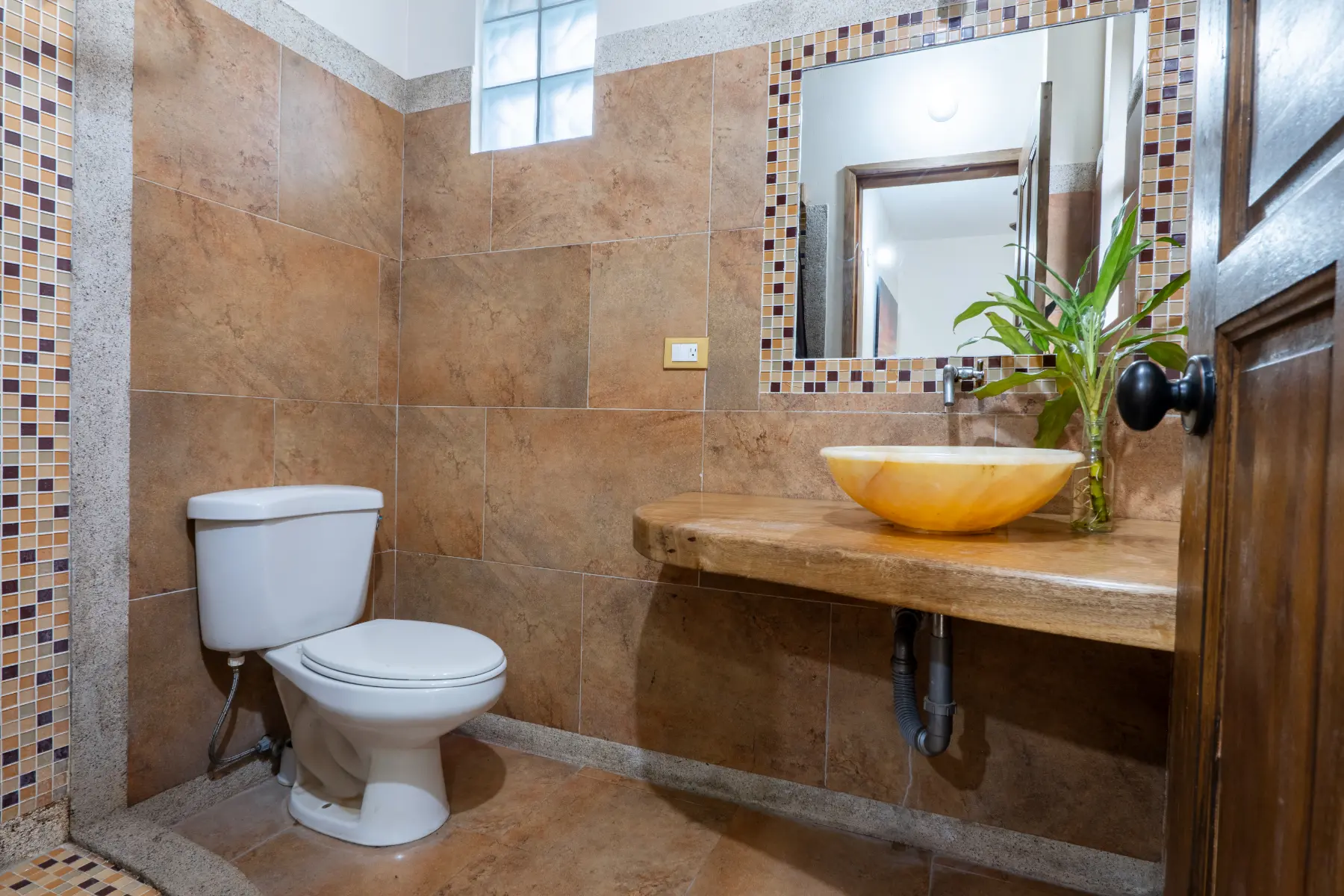 Brown apartment photo 9