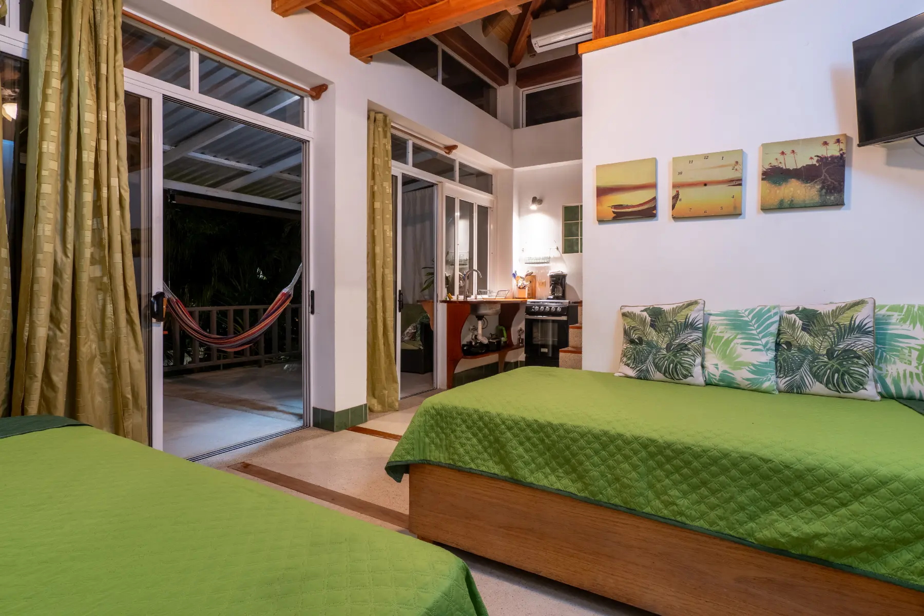 Green apartment photo 8