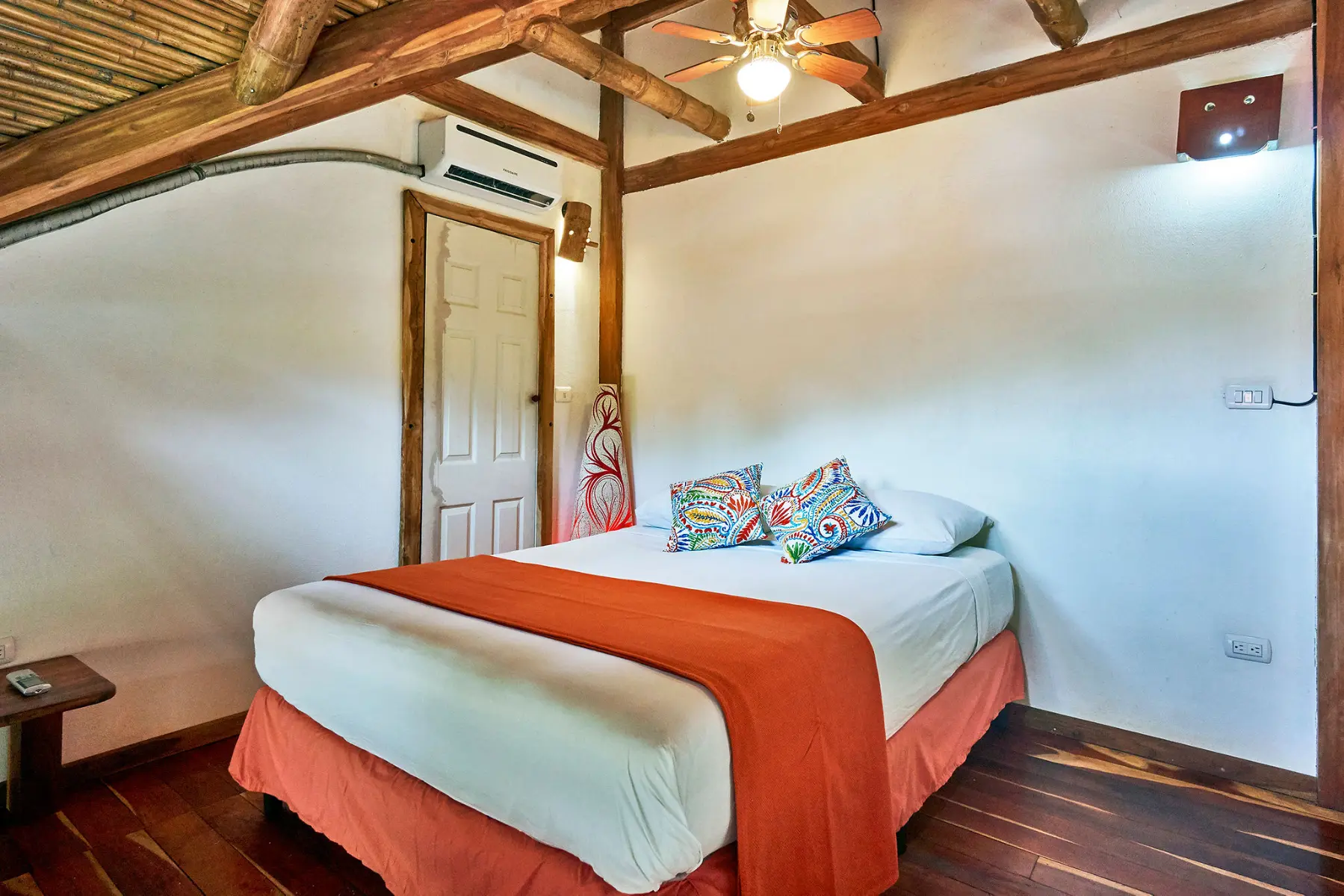 Red apartment photo 4