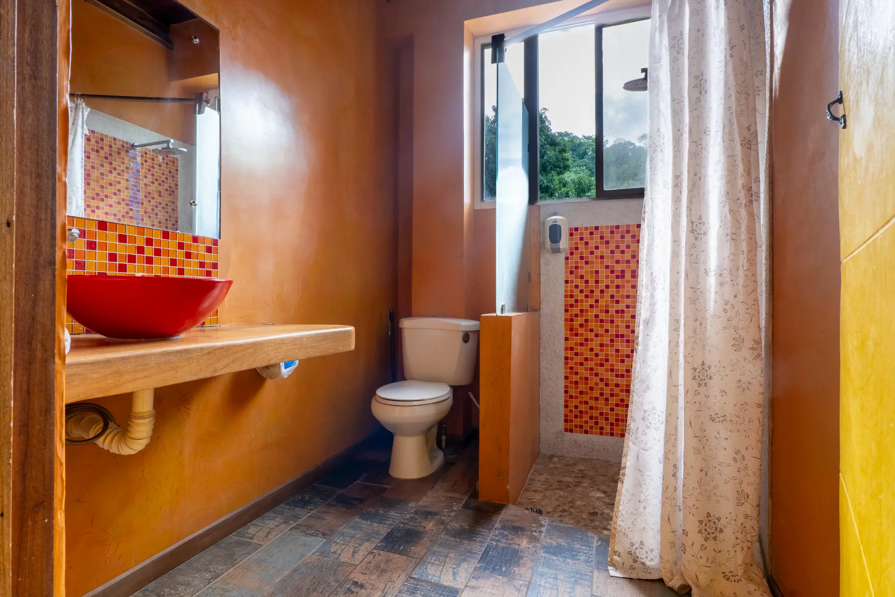 Red apartment photo 5