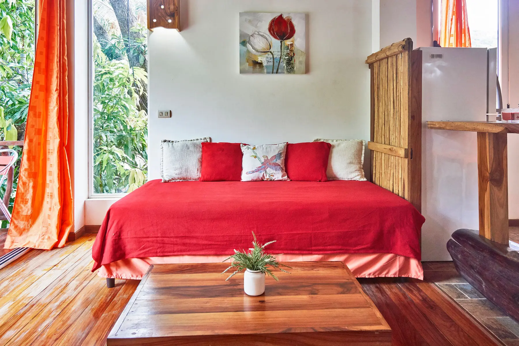 Red apartment photo 7