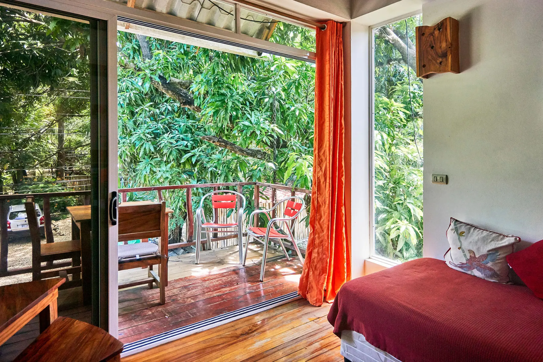 Red apartment photo 8