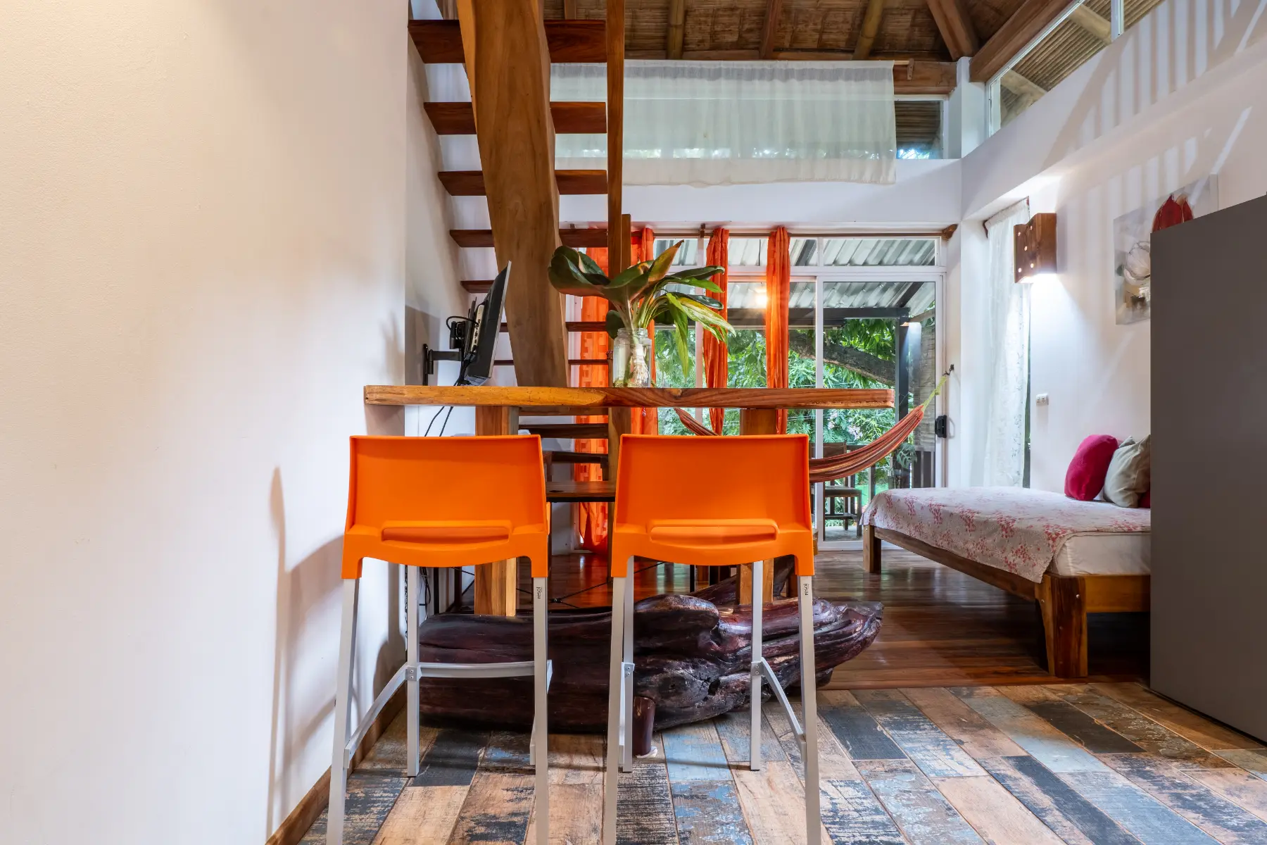 Red apartment photo 11