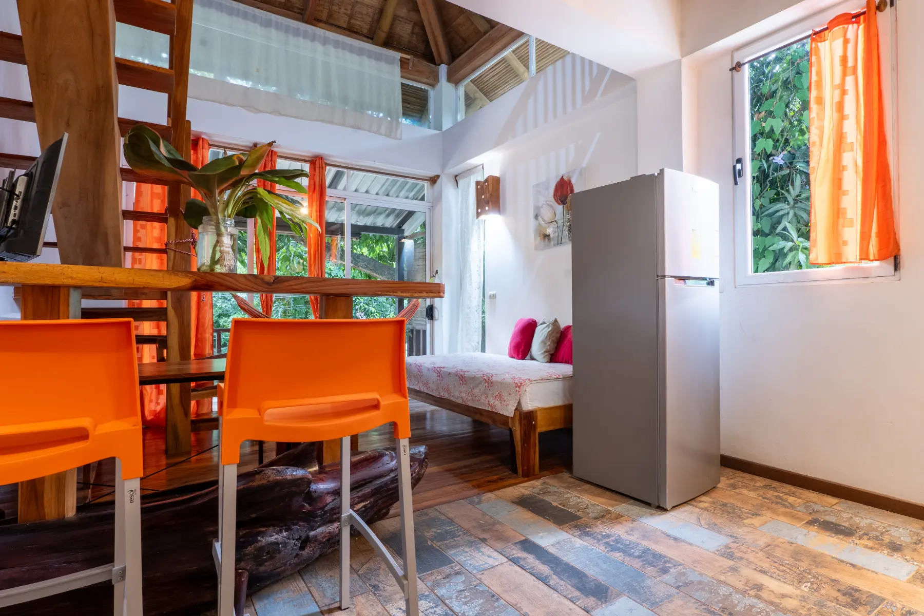 Red apartment photo 12