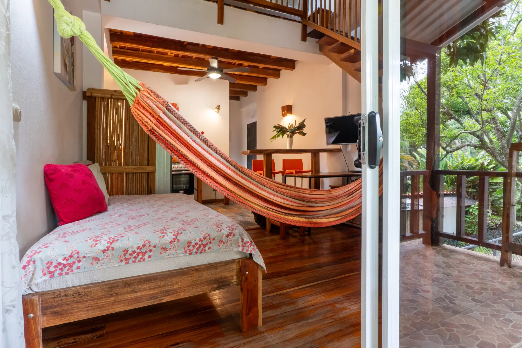 Red apartment photo 15